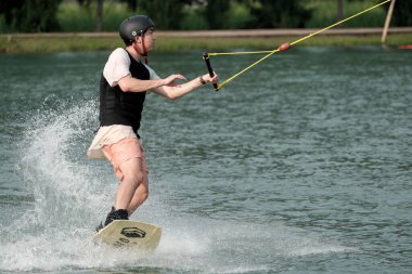 07 Ekim 2018 - Tayland: İnsanlar şehir parkında su üzerinde wakeboard yapıyor