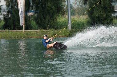 07 Ekim 2018 - Tayland: İnsanlar şehir parkında su üzerinde wakeboard yapıyor