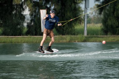 07 Ekim 2018 - Tayland: İnsanlar şehir parkında su üzerinde wakeboard yapıyor