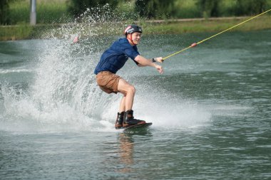 07 Ekim 2018 - Tayland: İnsanlar şehir parkında su üzerinde wakeboard yapıyor