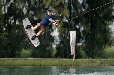 07 Ekim 2018 - Tayland: İnsanlar şehir parkında su üzerinde wakeboard yapıyor