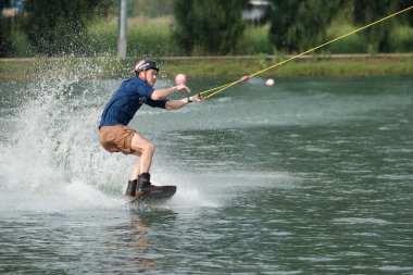07 Ekim 2018 - Tayland: İnsanlar şehir parkında su üzerinde wakeboard yapıyor