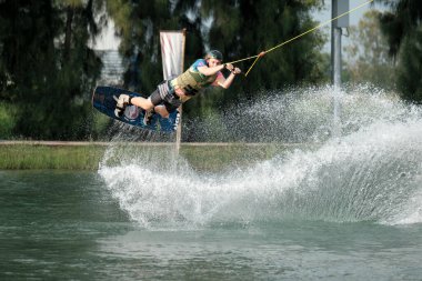 07 Ekim 2018 - Tayland: İnsanlar şehir parkında su üzerinde wakeboard yapıyor