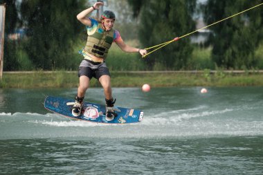 07 Ekim 2018 - Tayland: İnsanlar şehir parkında su üzerinde wakeboard yapıyor