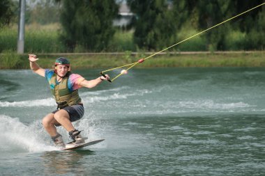 07 Ekim 2018 - Tayland: İnsanlar şehir parkında su üzerinde wakeboard yapıyor