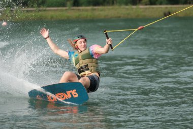 07 Ekim 2018 - Tayland: İnsanlar şehir parkında su üzerinde wakeboard yapıyor