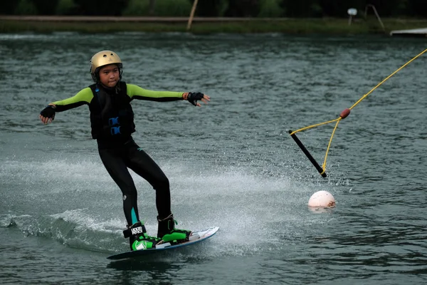 Outubro 2018 Tailândia Homem Está Wakeboarding Água Parque Cidade — Fotografia de Stock