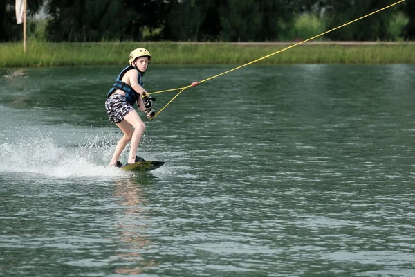 07 Ekim 2018 - Tayland: İnsanlar şehir parkında su üzerinde wakeboard yapıyor