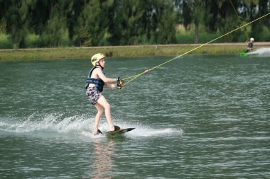 07 Ekim 2018 - Tayland: İnsanlar şehir parkında su üzerinde wakeboard yapıyor