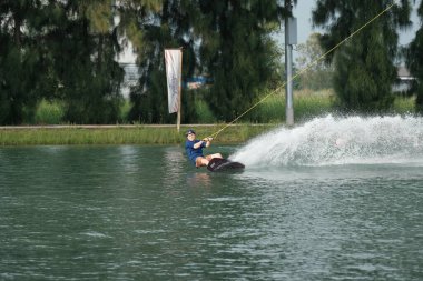 07 Ekim 2018 - Tayland: İnsanlar şehir parkında su üzerinde wakeboard yapıyor