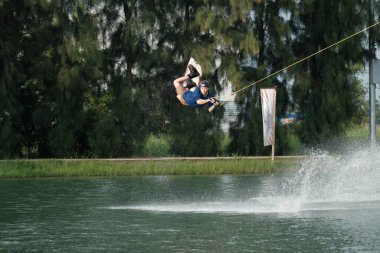 07 Ekim 2018 - Tayland: İnsanlar şehir parkında su üzerinde wakeboard yapıyor