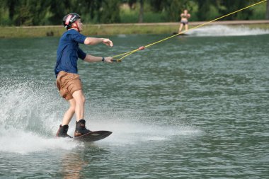 07 Ekim 2018 - Tayland: İnsanlar şehir parkında su üzerinde wakeboard yapıyor