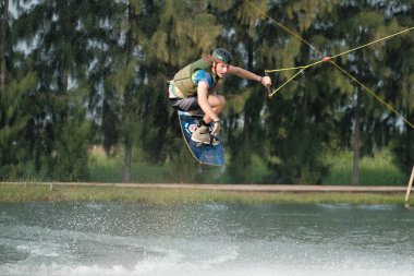 07 Ekim 2018 - Tayland: İnsanlar şehir parkında su üzerinde wakeboard yapıyor