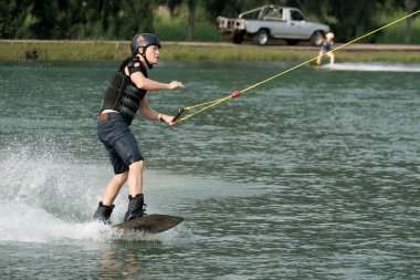 07 Ekim 2018 - Tayland: İnsanlar şehir parkında su üzerinde wakeboard yapıyor