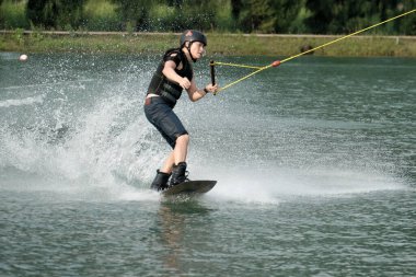 07 Ekim 2018 - Tayland: İnsanlar şehir parkında su üzerinde wakeboard yapıyor