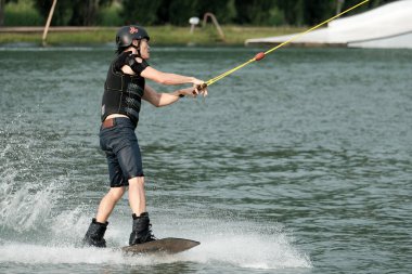 07 Ekim 2018 - Tayland: İnsanlar şehir parkında su üzerinde wakeboard yapıyor