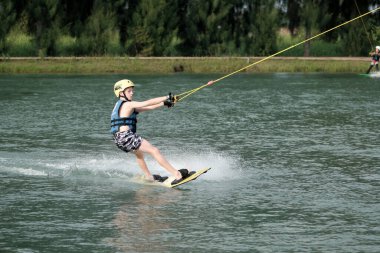 07 Ekim 2018 - Tayland: İnsanlar şehir parkında su üzerinde wakeboard yapıyor