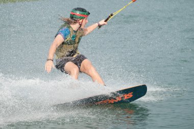 07 Ekim 2018 - Tayland: İnsanlar şehir parkında su üzerinde wakeboard yapıyor
