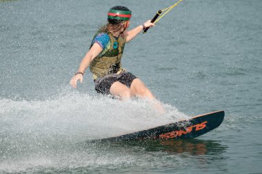 07 Ekim 2018 - Tayland: İnsanlar şehir parkında su üzerinde wakeboard yapıyor