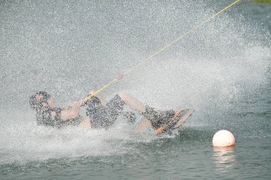 07 Ekim 2018 - Tayland: İnsanlar şehir parkında su üzerinde wakeboard yapıyor
