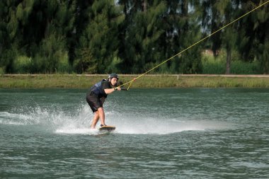 07 Ekim 2018 - Tayland: İnsanlar şehir parkında su üzerinde wakeboard yapıyor