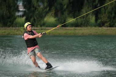 07 Ekim 2018 - Tayland: İnsanlar şehir parkında su üzerinde wakeboard yapıyor