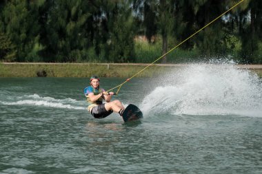 07 Ekim 2018 - Tayland: İnsanlar şehir parkında su üzerinde wakeboard yapıyor