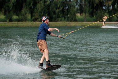 07 Ekim 2018 - Tayland: İnsanlar şehir parkında su üzerinde wakeboard yapıyor