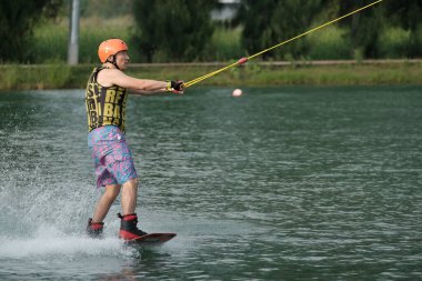 07 Ekim 2018 - Tayland: İnsanlar şehir parkında su üzerinde wakeboard yapıyor