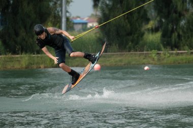 07 Ekim 2018 - Tayland: İnsanlar şehir parkında su üzerinde wakeboard yapıyor