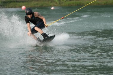 07 Ekim 2018 - Tayland: İnsanlar şehir parkında su üzerinde wakeboard yapıyor