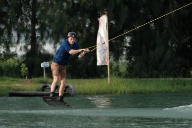 07 Ekim 2018 - Tayland: İnsanlar şehir parkında su üzerinde wakeboard yapıyor