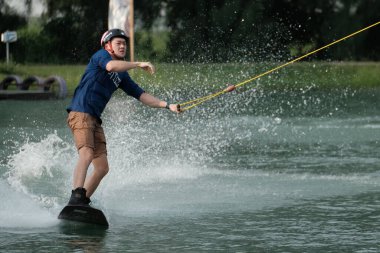07 Ekim 2018 - Tayland: İnsanlar şehir parkında su üzerinde wakeboard yapıyor