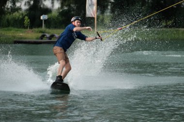 07 Ekim 2018 - Tayland: İnsanlar şehir parkında su üzerinde wakeboard yapıyor