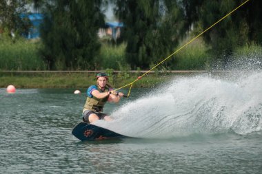 07 Ekim 2018 - Tayland: İnsanlar şehir parkında su üzerinde wakeboard yapıyor