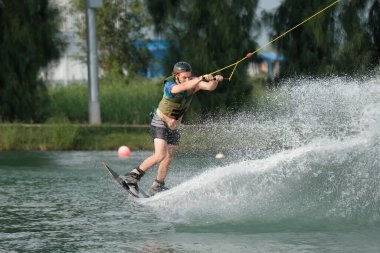 07 Ekim 2018 - Tayland: İnsanlar şehir parkında su üzerinde wakeboard yapıyor