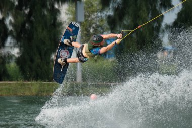 07 Ekim 2018 - Tayland: İnsanlar şehir parkında su üzerinde wakeboard yapıyor