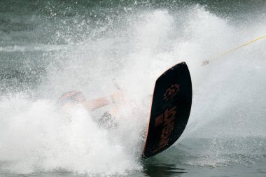07 Ekim 2018 - Tayland: İnsanlar şehir parkında su üzerinde wakeboard yapıyor
