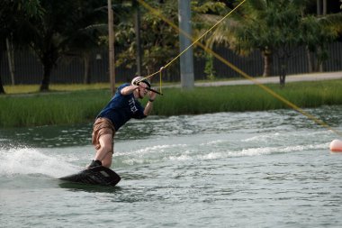 07 Ekim 2018 - Tayland: İnsanlar şehir parkında su üzerinde wakeboard yapıyor