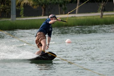 07 Ekim 2018 - Tayland: İnsanlar şehir parkında su üzerinde wakeboard yapıyor