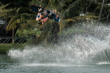 07 Ekim 2018 - Tayland: İnsanlar şehir parkında su üzerinde wakeboard yapıyor