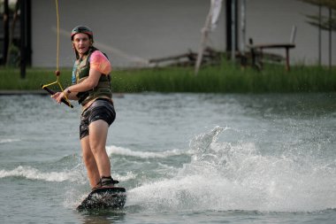 07 Ekim 2018 - Tayland: İnsanlar şehir parkında su üzerinde wakeboard yapıyor