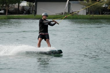 07 Ekim 2018 - Tayland: İnsanlar şehir parkında su üzerinde wakeboard yapıyor