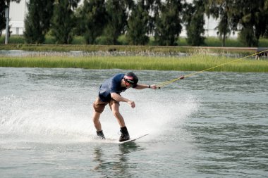 07 Ekim 2018 - Tayland: İnsanlar şehir parkında su üzerinde wakeboard yapıyor