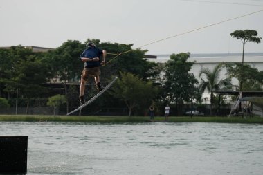 07 Ekim 2018 - Tayland: İnsanlar şehir parkında su üzerinde wakeboard yapıyor