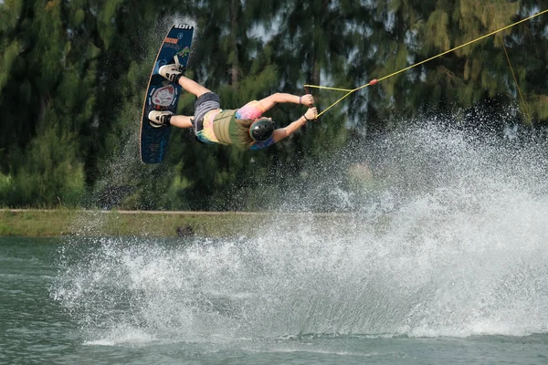 Outubro 2018 Tailândia Homem Está Wakeboarding Água Parque Cidade — Fotografia de Stock