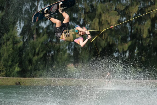 Outubro 2018 Tailândia Homem Está Wakeboarding Água Parque Cidade — Fotografia de Stock