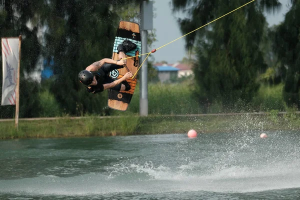 07 Ekim 2018 - Tayland: İnsanlar şehir parkında su üzerinde wakeboard yapıyor