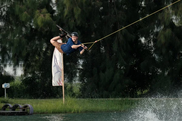 2018年10月07日 市内の公園で男が水に浸かっている — ストック写真