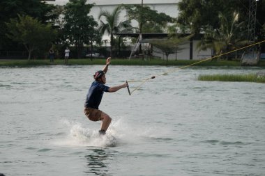 07 Ekim 2018 - Tayland: İnsanlar şehir parkında su üzerinde wakeboard yapıyor